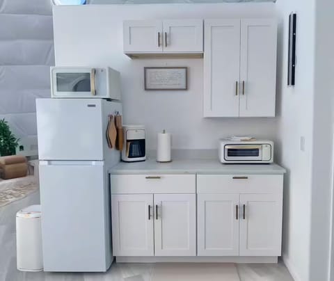 Kitchenette. Slow cooker, microwave, coffee maker, air fryer/toaster & 2 burner