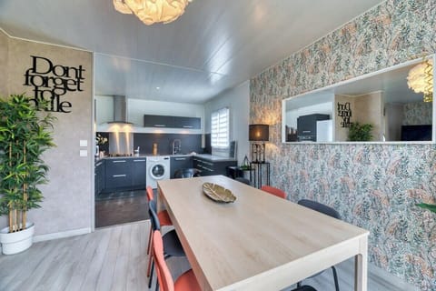 Cuisine ouverte sur séjour aménagée et équipée