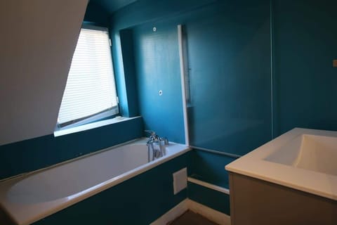 Salle de Bain avec baignoire