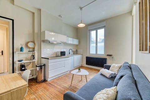 Cuisine ouverte sur séjour aménagée et équipée