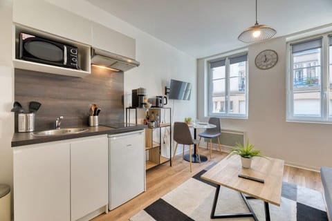 Table à manger et nécessaire de cuisine