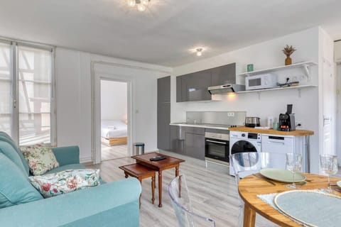 Cuisine ouverte sur séjour aménagée et équipée