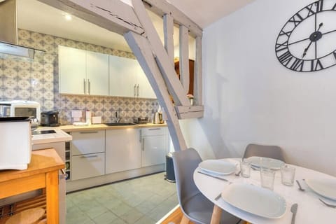 Cuisine ouverte sur séjour aménagée et équipée