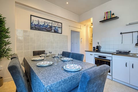 Table à manger et assises