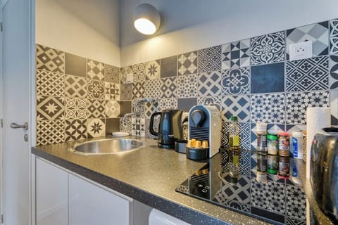 Cuisine ouverte sur séjour aménagée et équipée