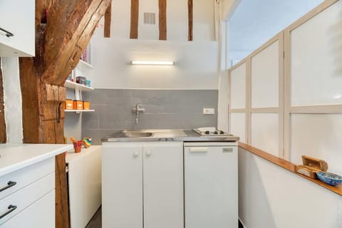 Cuisine ouverte sur séjour aménagée et équipée