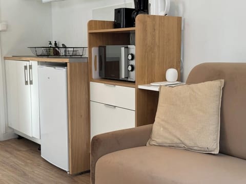 Cuisine ouverte sur séjour aménagée et équipée