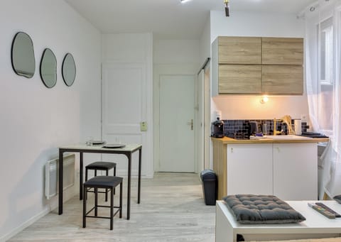 Cuisine ouverte sur séjour aménagée et équipée