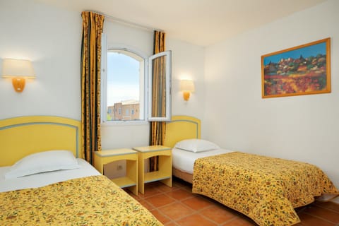 Drift off to sleep in the 2 Single beds.