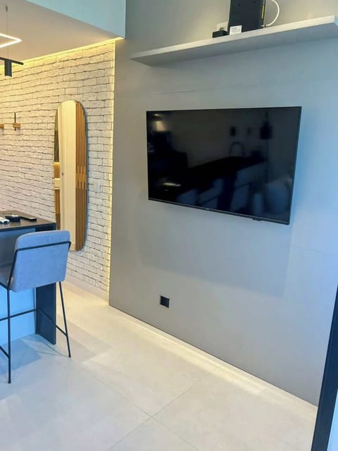 Smart TV with unique ambient lighting system! Netflix, Amazon TV & Youtube.