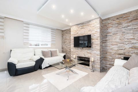 Relax in a cosy living room_Long term stays_Sheffield