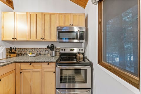 Fully Equipped Kitchen Space-Electric Stove | Main Level