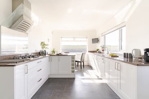 Kitchen at Tide's Edge, Fistral, Cornwall, self catering with Beach Retreats.