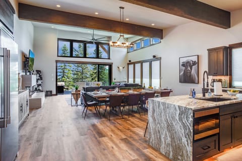 Gourmet kitchen with oversized refrigerator, dual dishwashers, gas stove, 5 bar seats and ice maker | Upper Level