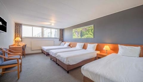 Unit with 5 Single beds. Exact unit will be assigned upon arrival. Views, colors, and decor may vary.