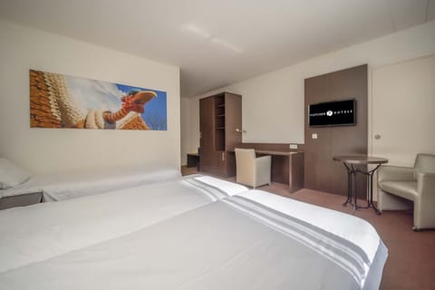 Unit with 3 Single beds. Exact unit will be assigned upon arrival. Views, colors, and decor may vary.