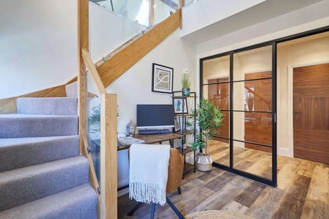 Apartment 6, Vinegar House, Worcester - Host & Stay