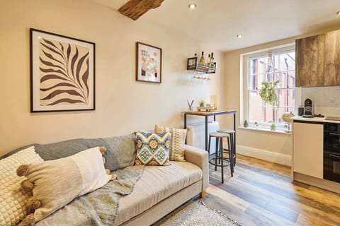 Apartment 8, Vinegar House, Worcester - Host & Stay