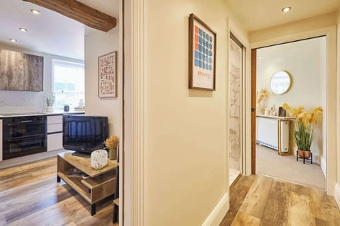 Apartment 8, Vinegar House, Worcester - Host & Stay