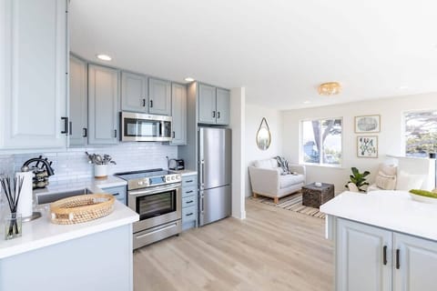 Fully equiped kitchen with oven, microwave, fridge, drawers, kitchen wear