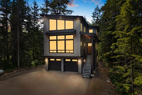 Elevate your getaway game! Our contemporary cabin offers a chic retreat in the heart of nature.