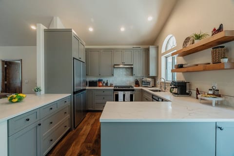 Newly Renovated Fully Stocked Kitchen