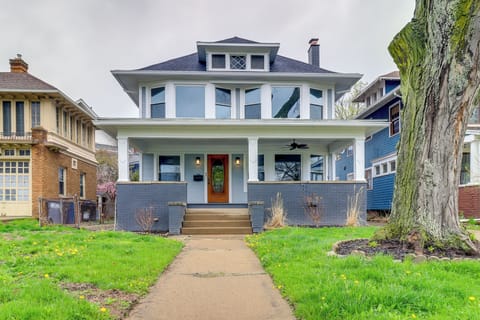 Toledo Vacation Rental | 2BR | 1BA | 1,000 Sq Ft | Stairs Required