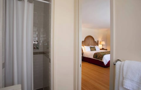 Elegant unit with a King size bed