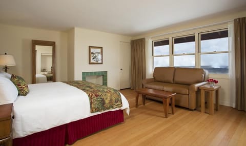 Elegant unit with a King size bed