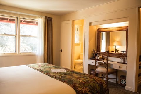 Elegant unit with a King size bed