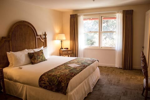 Elegant unit with a King size bed