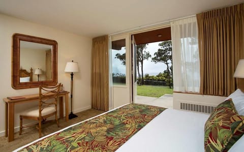 Elegant unit with a King size bed