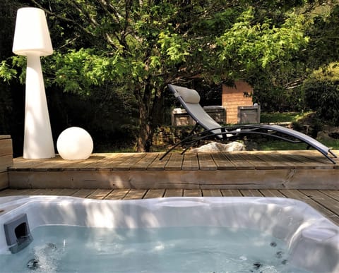 The estate's jacuzzi spa: adults only for luxurious relaxation!
