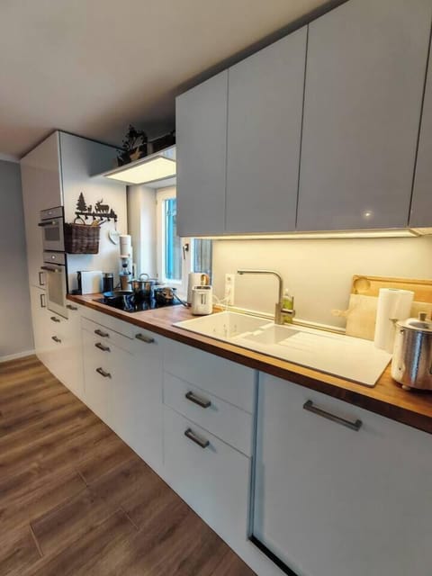 complete kitchen view