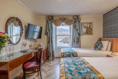 Twin beds with Loch view