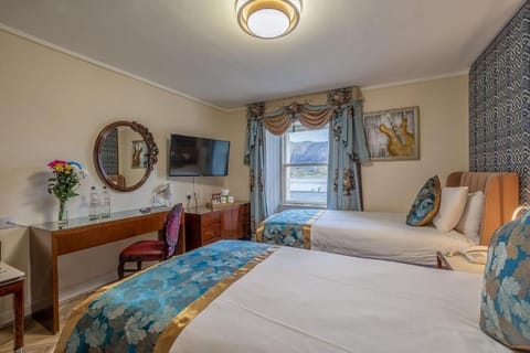 Twin beds with Loch view
