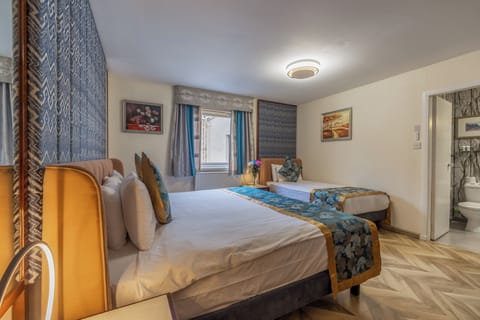 Unit with 1 King bed and single bed