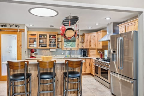 Kitchen Breakfast Bar Area