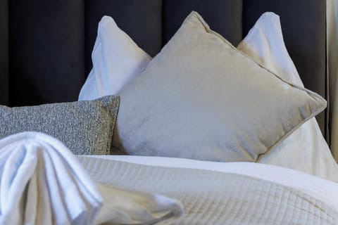 Stylish bedding decor 