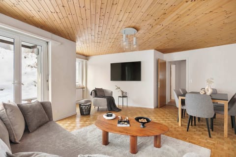 Spacious Dining Area for Shared Moments Enjoy meals or game nights at the elegant dining table, comfortably seating six. Perfect for relaxing with friends or family after a day on the slopes or exploring Davos. The natural wood finishes and modern design create a warm, inviting atmosphere.