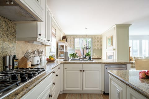 Where morning coffee and evening meals come to life.

