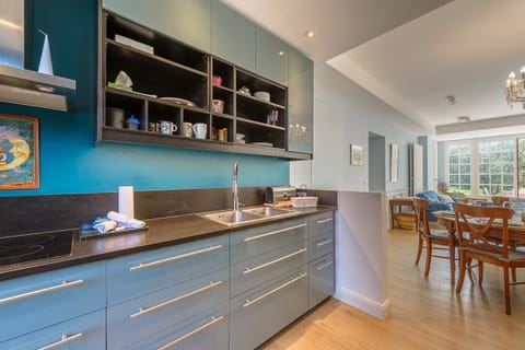 Spacious, open-plan, fully-equipped kitchen (oven, microwave, steam cooker, kettle, toaster, Nespresso coffee machine, etc.)