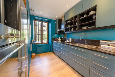 Spacious, open-plan, fully-equipped kitchen (oven, microwave, steam cooker, kettle, toaster, Nespresso coffee machine, etc.) 