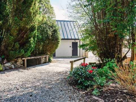 Shrub, Home, Cottage, Roof, Garden, Shade, Driveway, Landscaping, Garden Buildings, Siding