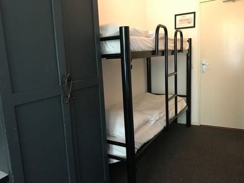 2 Twin beds 2 Twin Bunk beds