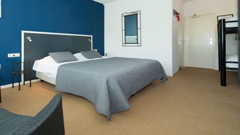 2 Twin beds 2 Twin Bunk beds