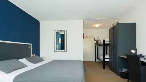 2 Twin beds 2 Twin Bunk beds