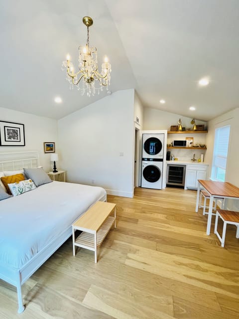 Studio cottage comes with kitchenette and washer/dryer