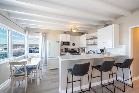 Open-concept dining and kitchen area for entertaining. (Edgewater A)