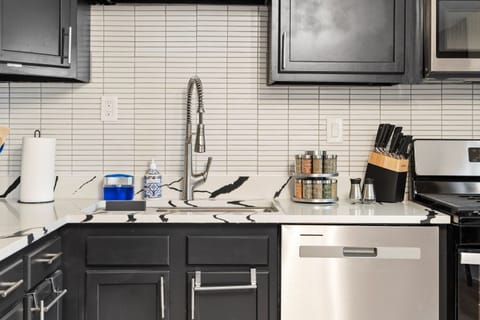 🍳 Cook in Style & Comfort This sleek, fully stocked kitchen features stainless steel appliances, a pull-down faucet, sharp cutlery, and a rotating spice rack—ready for everything from quick bites to gourmet meals.